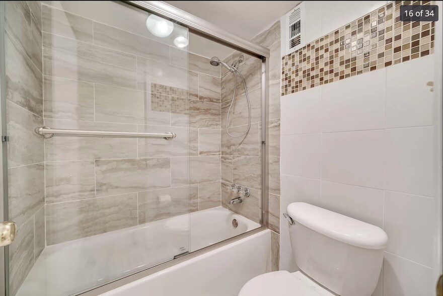 Master Bathroom - 9410 Tangerine Pl