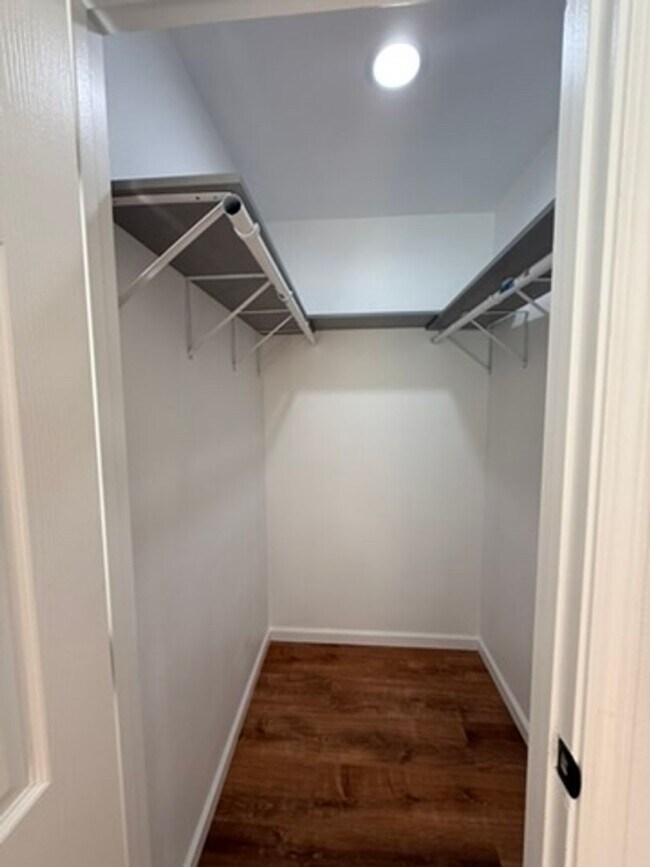 Building Photo - Unfurnished 1 bed/1 bath PET FRIENDLY - walk to beach, grocery, park