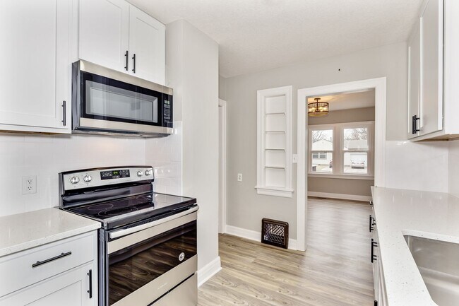 Building Photo - 544 S Poplar Dr