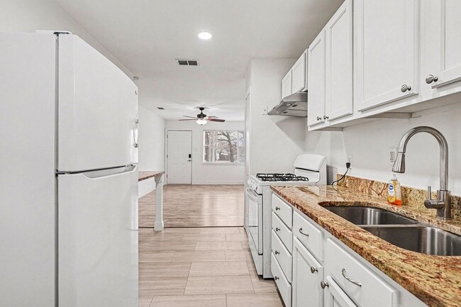 Building Photo - 2211 Barbell Ln