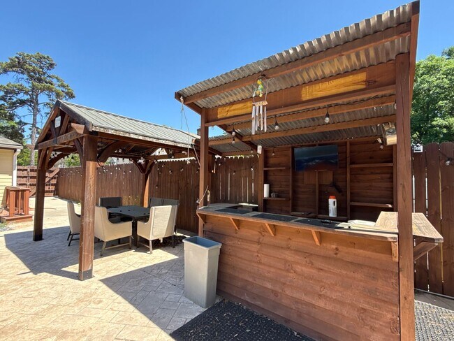 Building Photo - Updated Ranch Home with Luxury features!