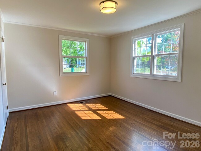 Building Photo - 5300 Buckingham Dr