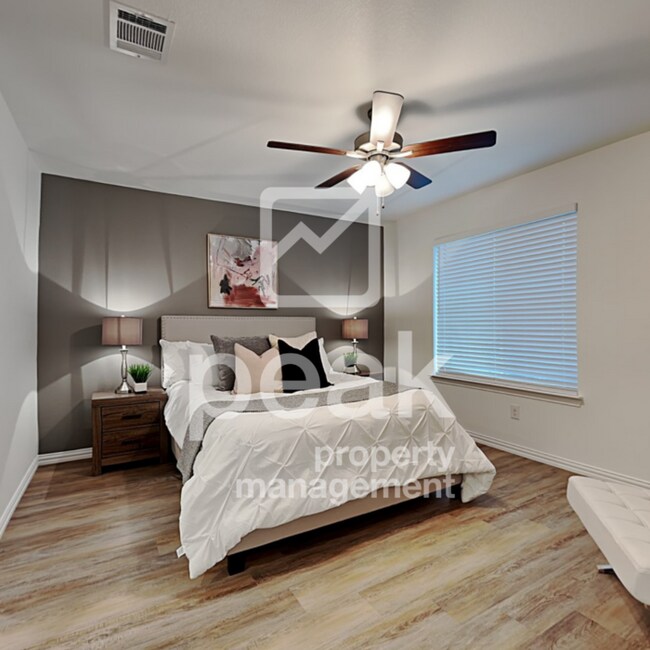 Building Photo - $1599! 3 Bed/2.5 Bath Townhome! Save 1/2 off your first month's rent! Apply by 1/21!