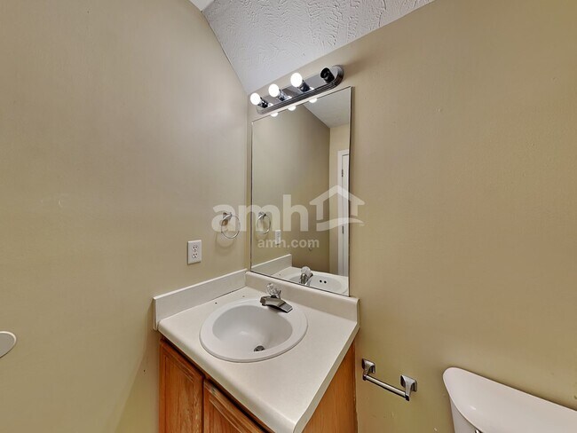 Building Photo - 913 Tom Hailey Blvd