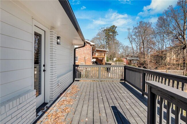 Building Photo - 1536 Daffodil Dr