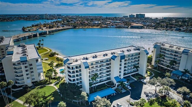 Building Photo - 8000 Sailboat Key Blvd S