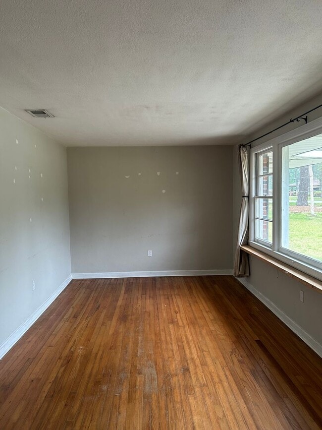 Building Photo - Cozy home