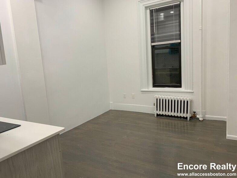 Building Photo - 270 Newbury St