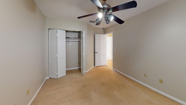 Building Photo - Beautiful 3 bedroom, 2 bathroom, house .