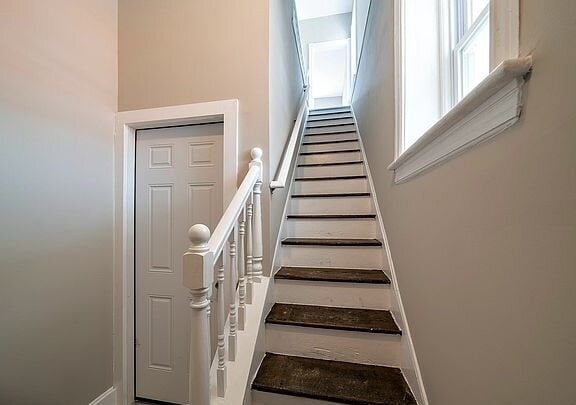 Building Photo - "Charming 3-Bedroom Haven with Elegant Gra...