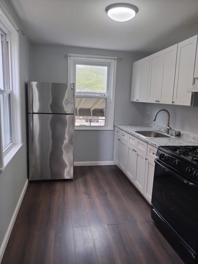 Building Photo - 2737 Bookert Dr