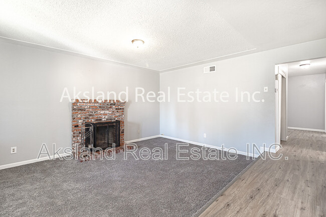 Building Photo - 883 El Capitan Ave