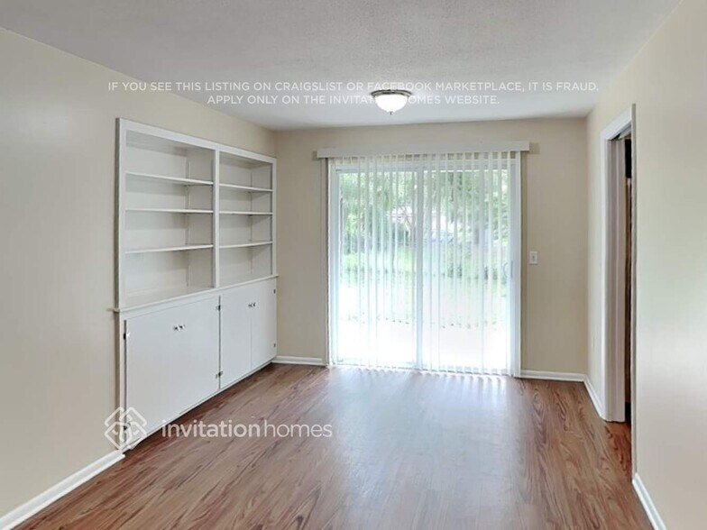 Building Photo - 1404 W Winnemissett Ave