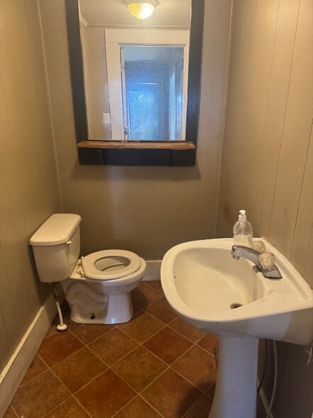 Building Photo - 204 Dameron St