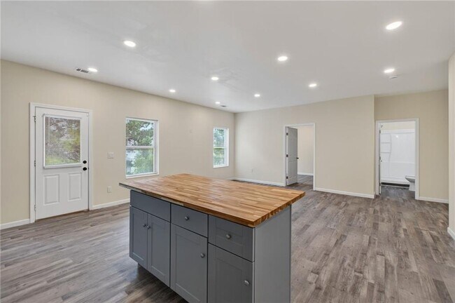 Building Photo - 160 Janney Cir