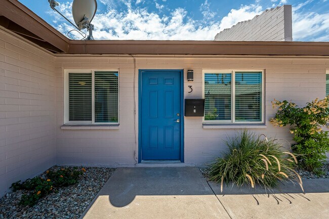 Building Photo - Fully remodeled Casita style apartment hom...