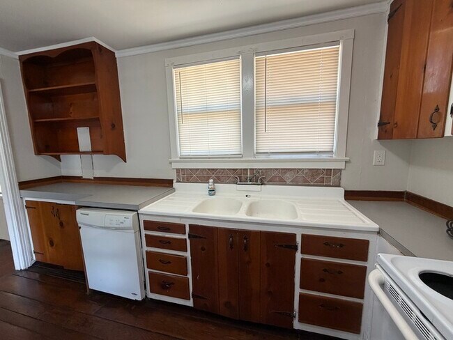 Building Photo - 3/2 Orlando Home Large Back Yard Immediate Move In!