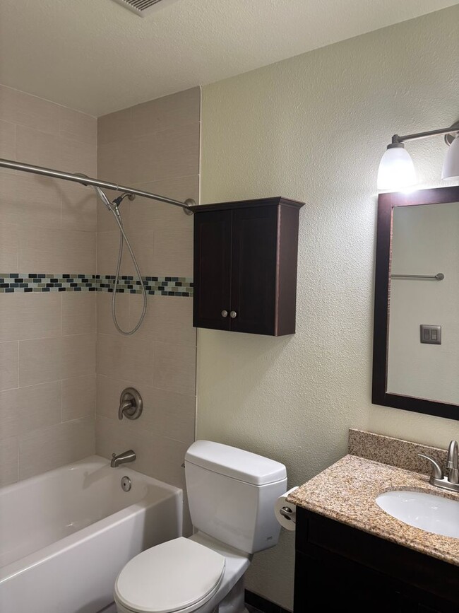 Building Photo - 3 bedroom 2 bath single story home for lease