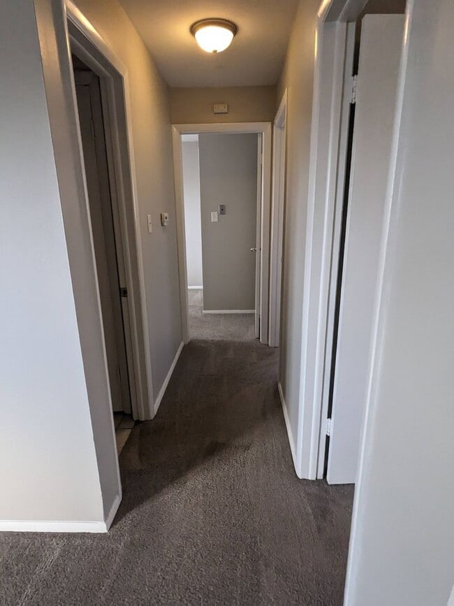 Building Photo - Spacious 3-bedroom, 1.5-bath home