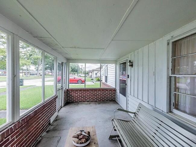 Building Photo - 127 Hackberry Ave