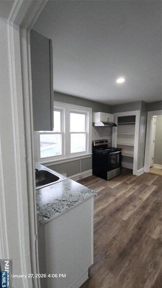 Building Photo - 180 Vassar Ave