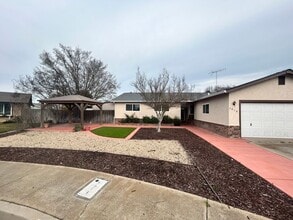 Building Photo - 4 Bedroom 2 bath in Oakdale Ca