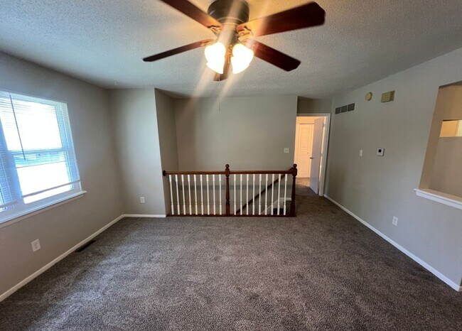 Building Photo - Spacious Split-Level Duplex in Lee’s Summit