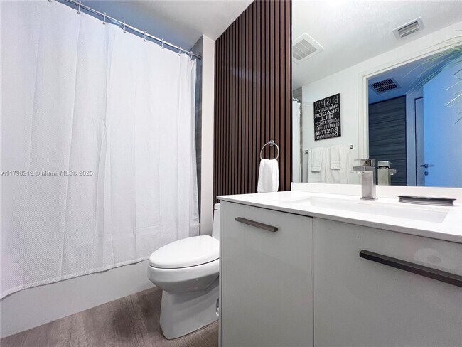 Building Photo - 1300 Brickell Bay Dr