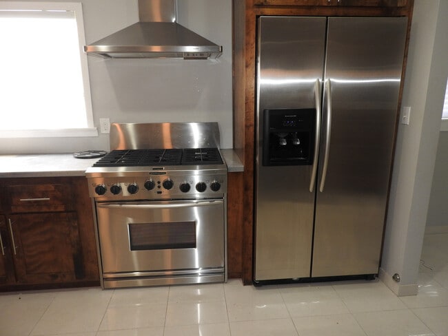 Building Photo - Beautiful home in Historic Folsom!