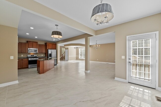 Building Photo - Embrace Elegant Living in Gainesville!