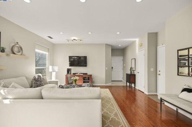 Building Photo - 3859 Appian St
