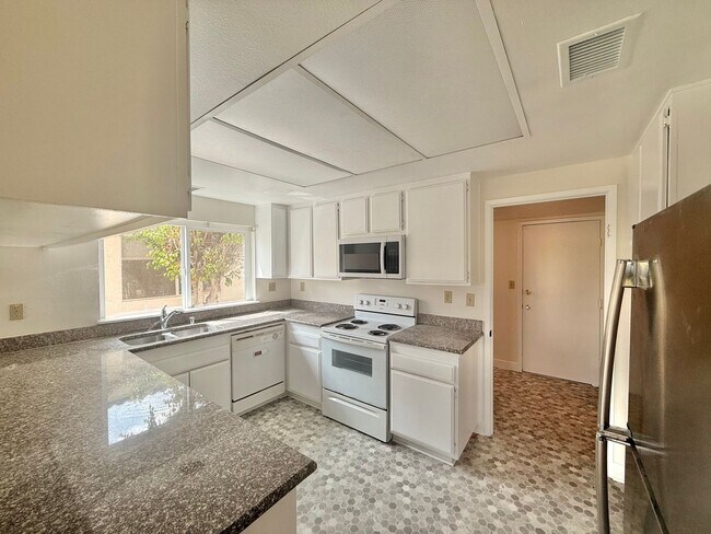 Building Photo - Large Home on Cul-de-Sac!