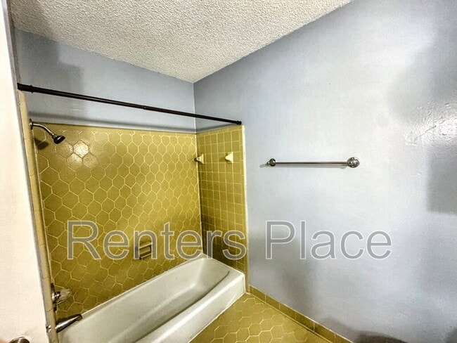 Building Photo - 705 Greenview Cir