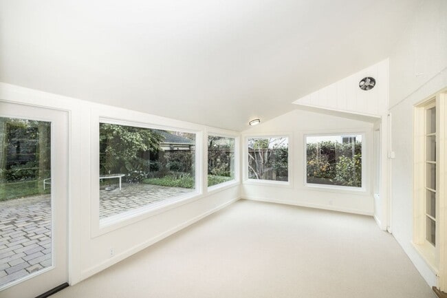 Building Photo - Stately Two Story Home w/ Serene Backyard in Crescent Park