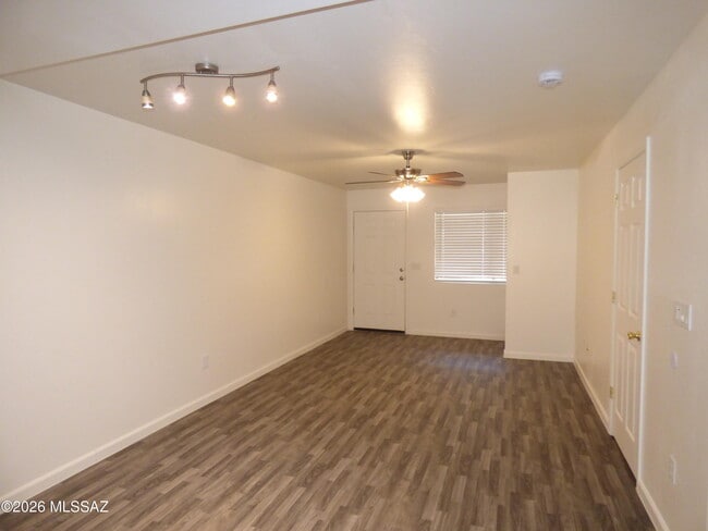 Building Photo - 1077 N Riverside Dr