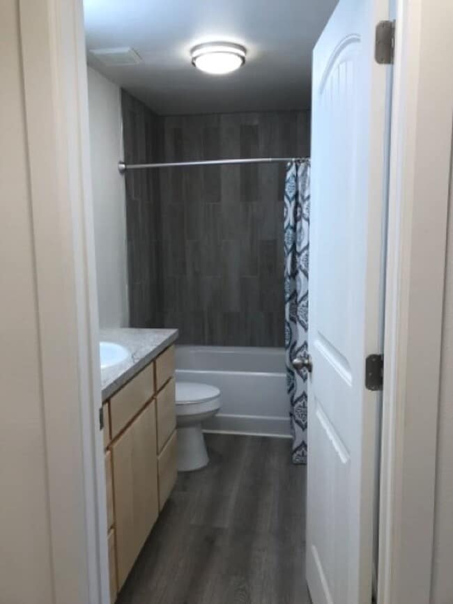 Building Photo - 747 Meadows Dr