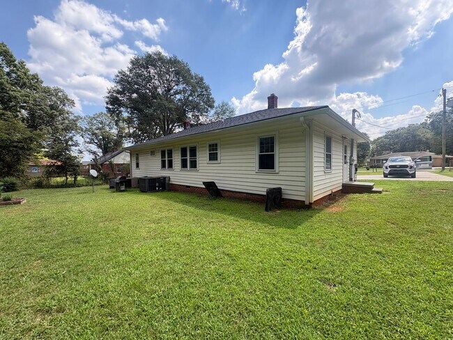 Building Photo - 207A Churchhill Circle