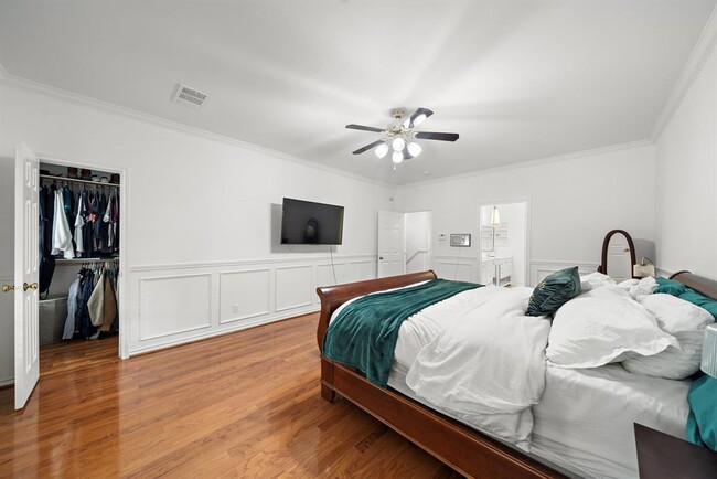 Building Photo - 5136 Chevy Chase Dr