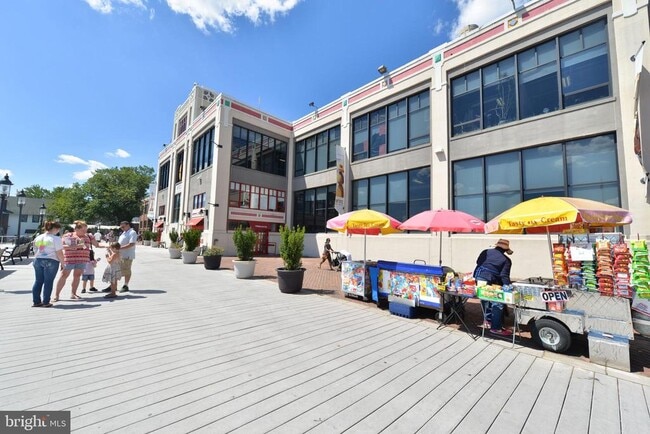 Building Photo - 700 Kahn Pl