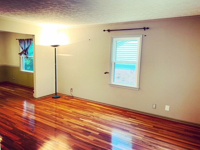 Building Photo - Charming Brick Ranch with Modern Updates in Bluegrass Fields