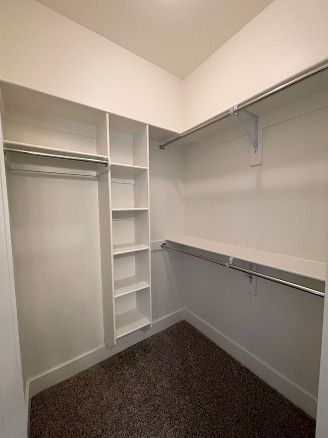 Building Photo - 202 Crestwood Ln