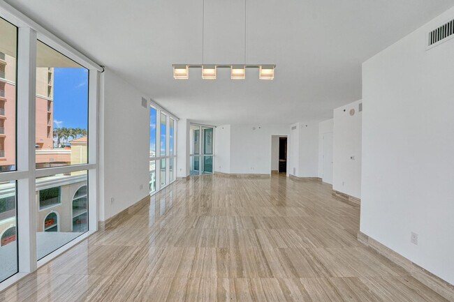 Building Photo - 101 S Fort Lauderdale Beach Blvd