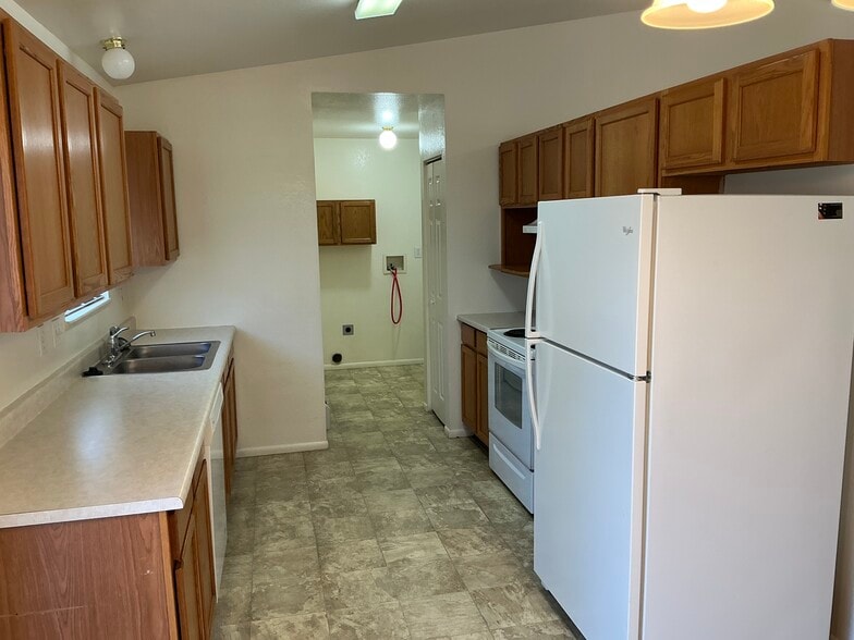 Building Photo - 612 Round Table Rd