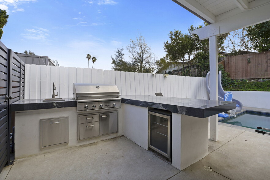 Building Photo - 16544 Park Lane Dr