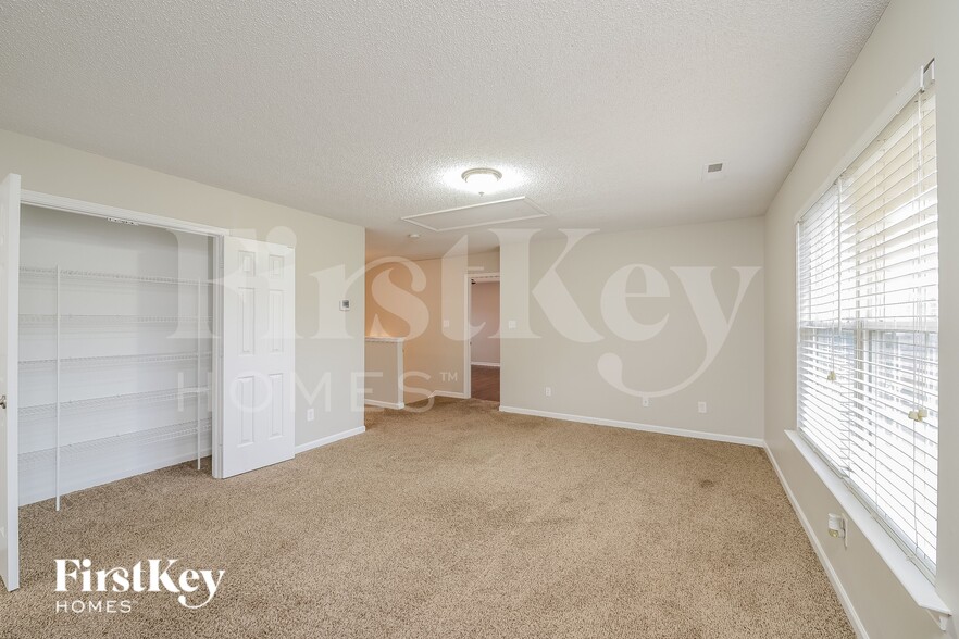 Building Photo - 6052 Glen Way Dr