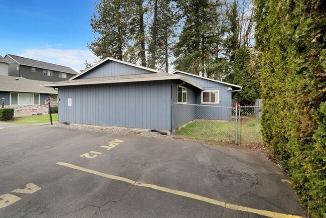 Building Photo - Recently upgraded 3 Bedroom! Washer/Dryer in unit!, Great Location! $500.00 Deposit OAC*!!