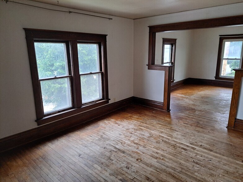 Building Photo - 420 Waugoo Ave