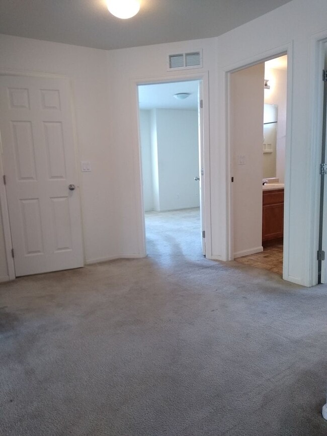 Building Photo - Massive and Expansive 5 Bedroom Green Vall...
