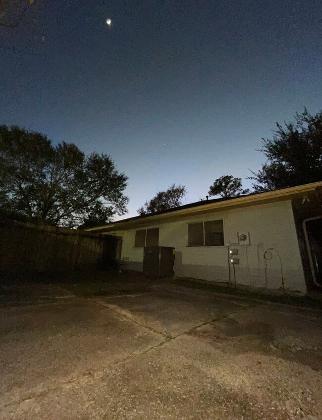 Building Photo - 5204 Beaverbrook Dr
