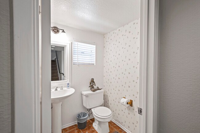 Half bathroom (guest bathroom) - 9960 Scripps Vista Way
